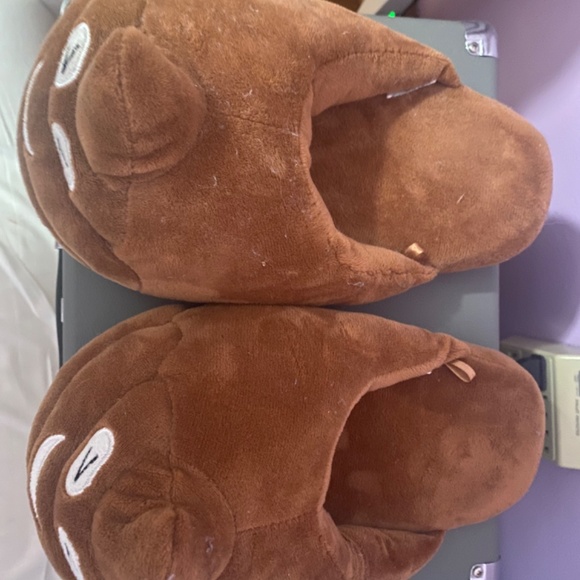 Poop emoji slippers - Picture 2 of 3